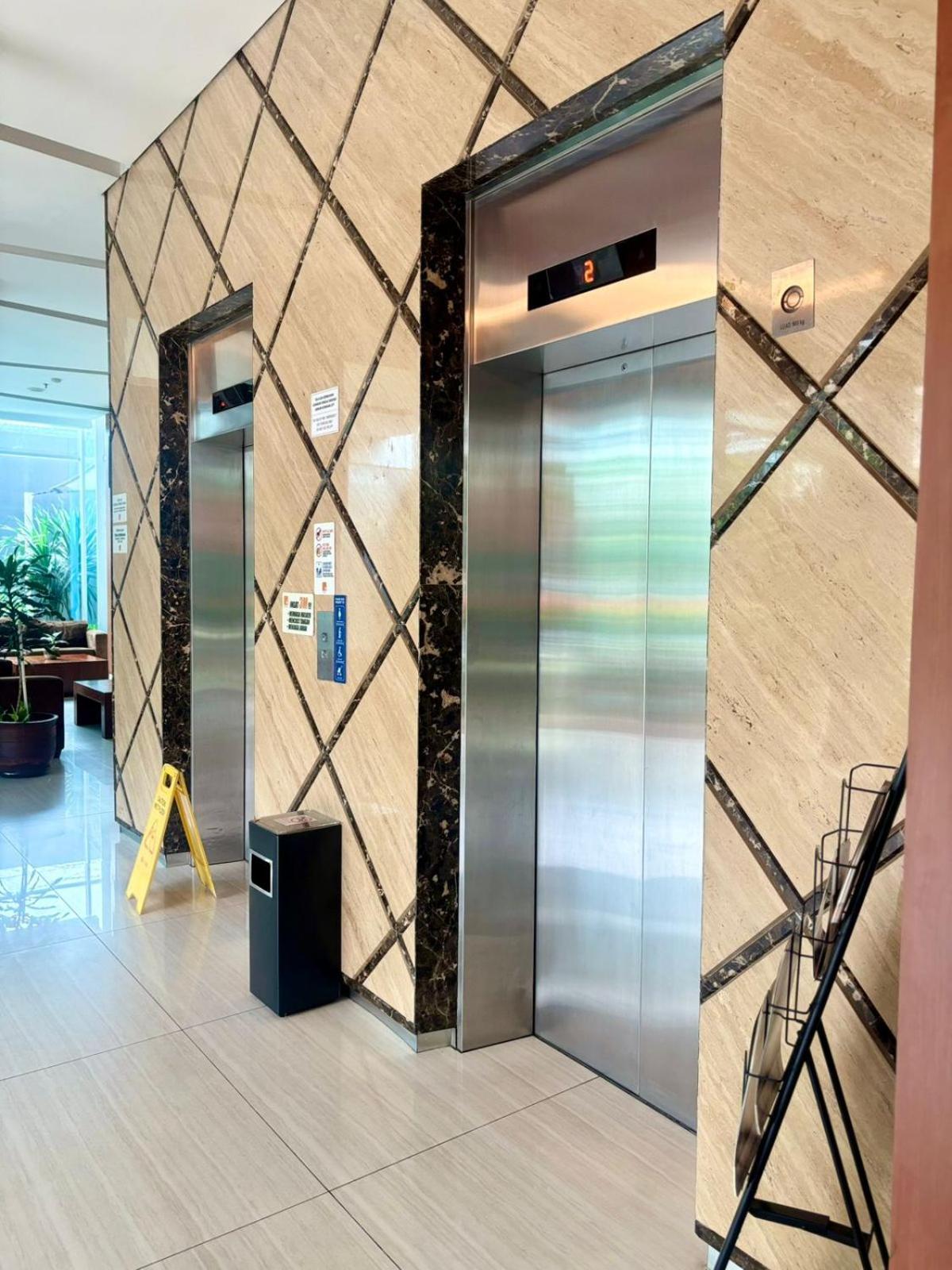 V Hotel Tebet 자카르타 외부 사진