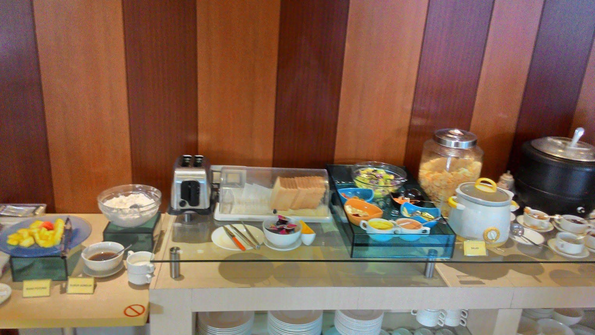 V Hotel Tebet 자카르타 외부 사진